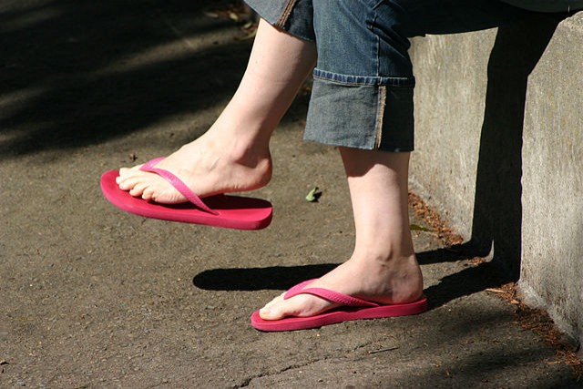 Le infradito sono la calzatura più indossata d'estate: ma se non volete avere problemi ai piedi, fareste meglio ad evitarle. Ecco perché...