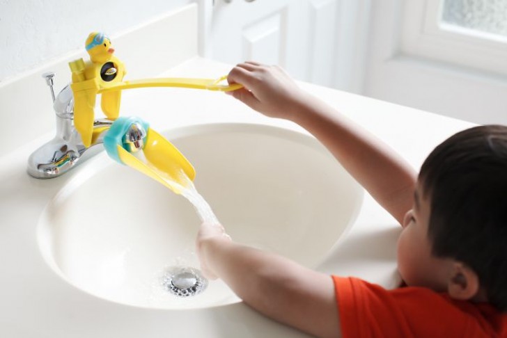 6. Voici comment rendre le robinet et l'évier à la portée des enfants.