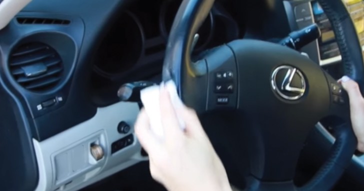 5. L'éponge magique est également utile dans la voiture: enlevez la saleté du volant en un rien de temps!