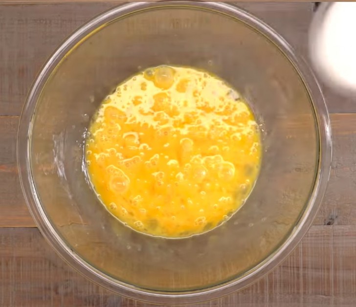1. Batir los huevos con un batidor en un recipiente profundo.