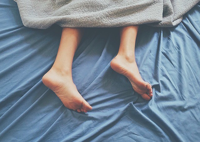 Das Restless Leg Syndrome äußert sich in unangenehmen Gefühlen in den Beinen, die das Bedürfnis hervor rufen, die Beine ständig bewegen zu müssen.