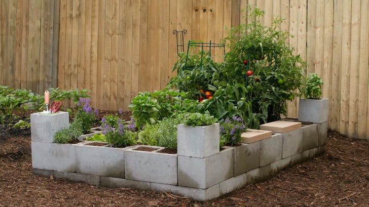Aqui un ejemplo de una cama alzada, instalada en el interior de un pequeño jardin: en este modo tendran tambien usteden la posibiliad de autoproducir hortalizas!