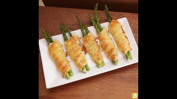 Mettre au four à 200 ° C pendant 15 minutes ... Et le tour est joué, les asperges en croûte avec parmesan sont prêtes!