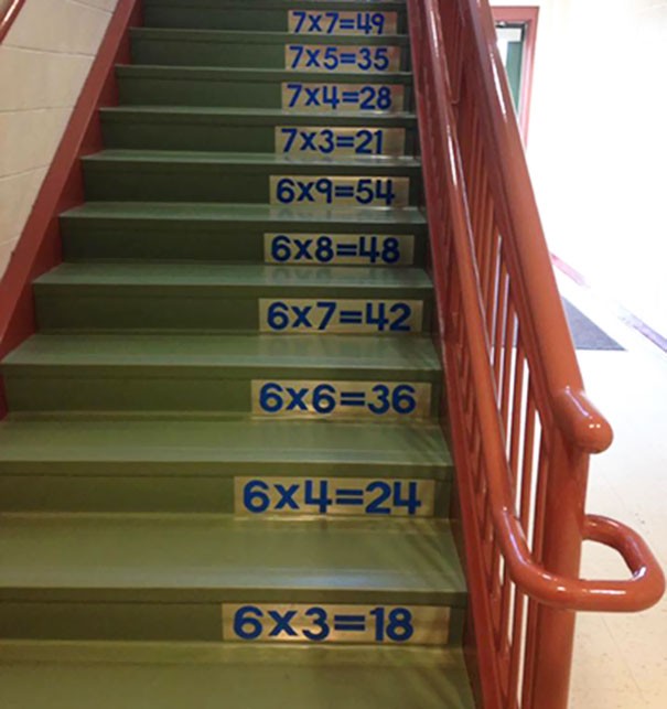 10. Ripassare le tabelline è facile in questo istituto elementare, basta fare le scale!