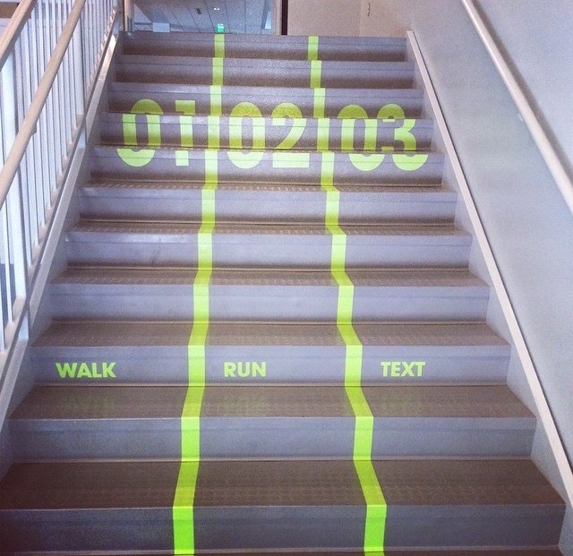 6. Scegliete la vostra velocità per salire le scale: camminare, correre o mandare messaggi al cellulare :-)