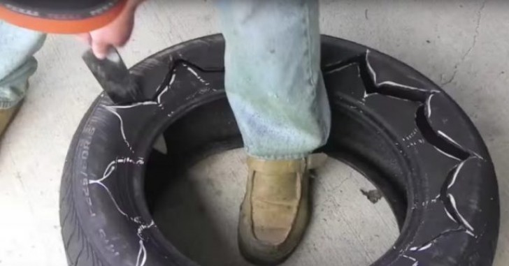 Comment transformer un vieux pneu en une superbe jardinière de jardin - 3