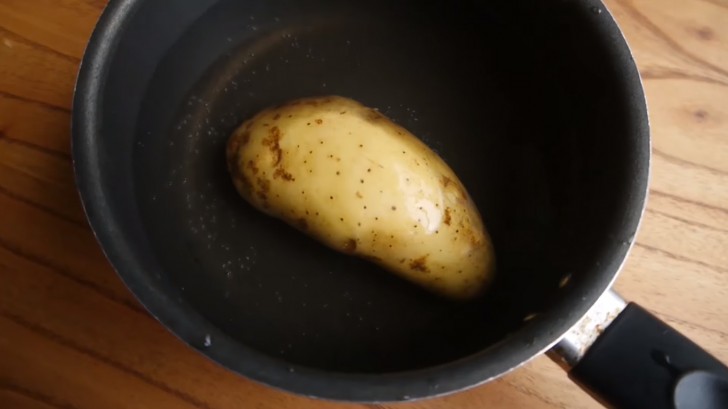 Koka en potatis tills den är mjuk nog för att krossas lätt.