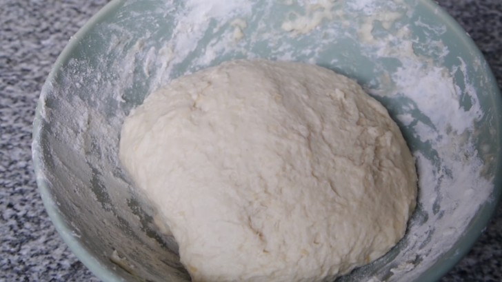 Laissez la pâte reposer pendant au moins une heure, en fait, jusqu'à ce qu'elle ait au moins doublé de taille.
