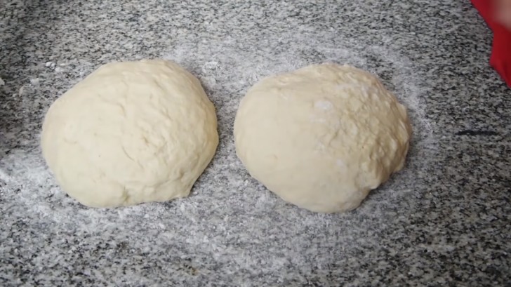 Séparez la pâte en deux parties (de chacune d'elles vous aurez un pain). Travaillez-les ensemble avec les mains enfarinées et faites-les grandir pendant environ une heure.
