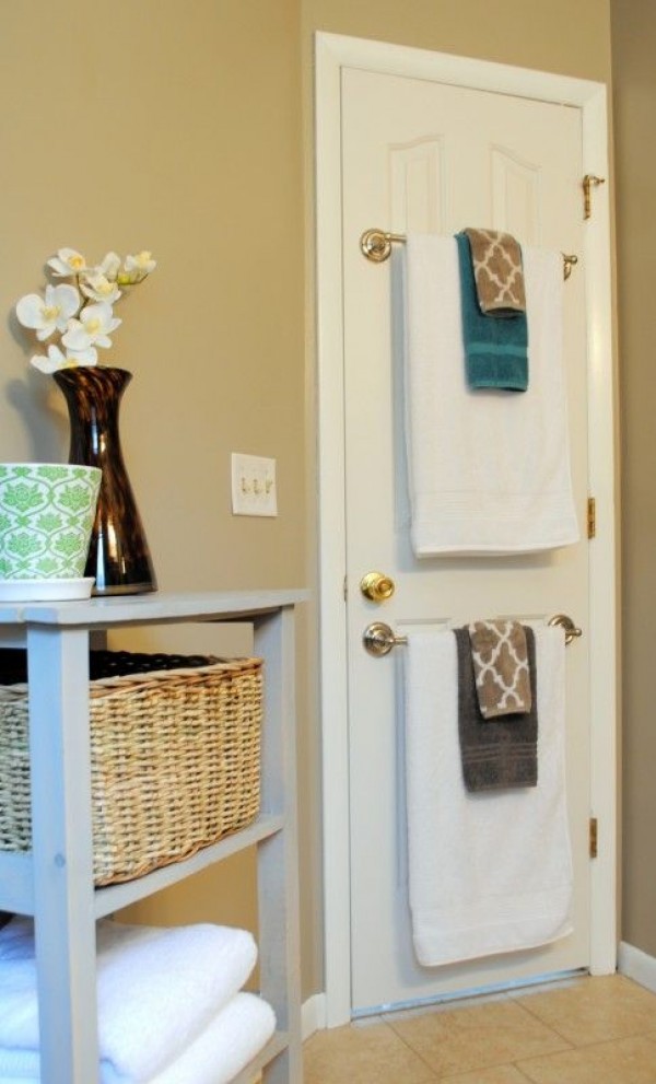 8. Avez-vous déjà pensé à accrocher un porte-serviettes derrière les portes? En plus d'être décoratif, c'est un bon moyen pour gagner de l'espace !