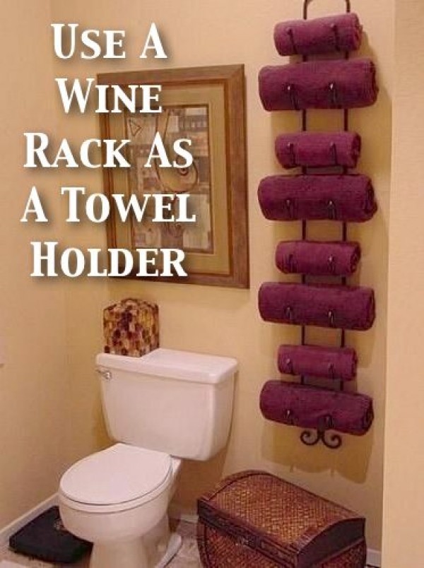 9. Als je van je badkamer een welness centrum wilt maken, hang je een flessenrek op om handdoeken op te leggen.