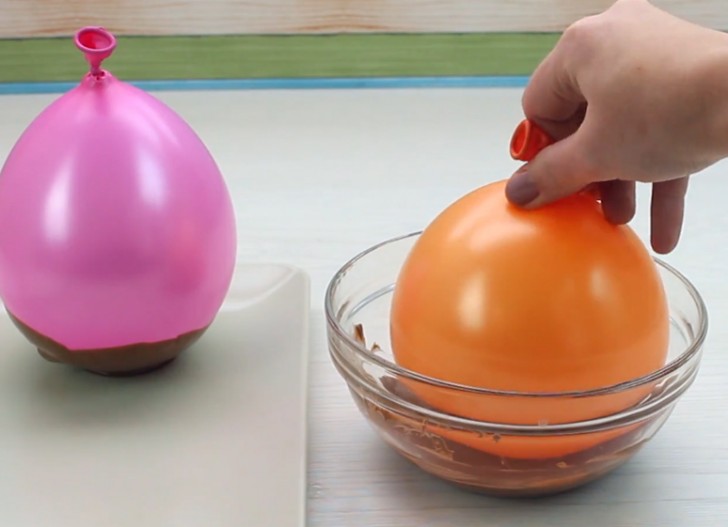 Do you have guests coming for dinner? Serve your guests ice cream or fruit in these beautiful cups or bowls made of chocolate. Just warm the chocolate (not too much or the balloon will pop) and use the balloon as a template.