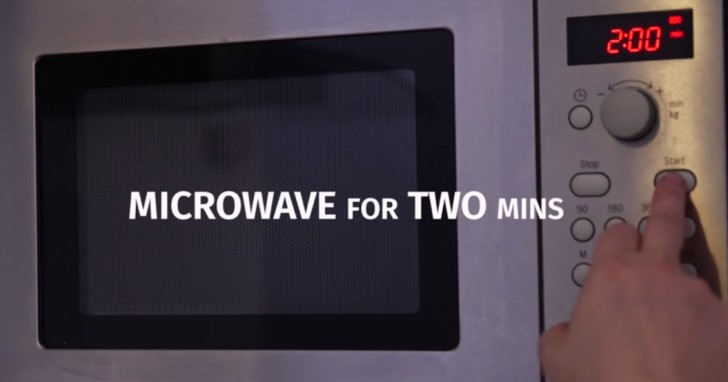 4. Place the mug in the microwave oven and set the cooking temperature to "high" for two minutes.