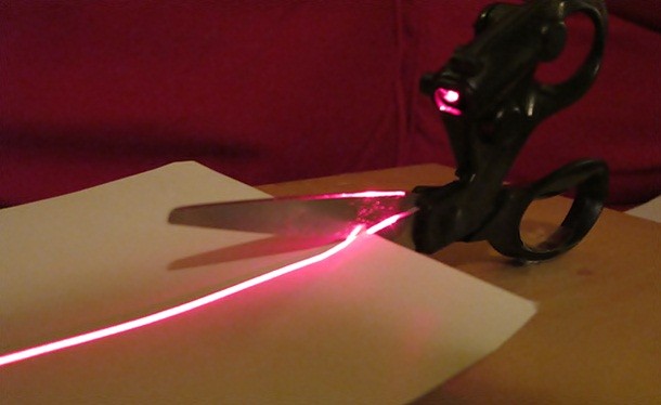 10. Enfin, les ciseaux qui indiquent la ligne à découper avec un laser.