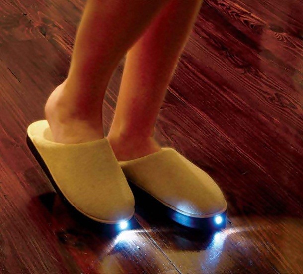 4. Les pantoufles avec des lumières à LED intégrés pour marcher la nuit sans allumer les lumières.