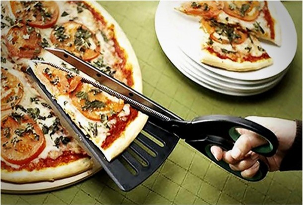 5. Les ciseaux qui recueillent la tranche de pizza sans faire de dégâts.