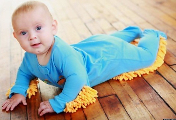 7. La grenouillère pour la phase du bébé qui rampe: pourquoi ne pas saisir l'occasion pour lui faire nettoyer un peu le sol? (C'est une blague, bien sûr).
