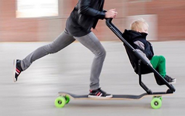 9. Le skateboard qui vous permet de faire aussi les baby-sitters (ou la poussette qui vous permet de faire du skate, c'est selon les points de vue).