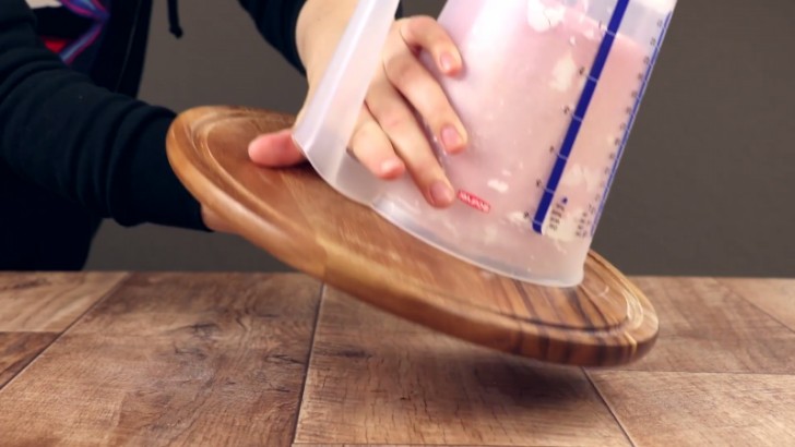 5. Turn over the mold, assisting yourself with a wooden cutting board.