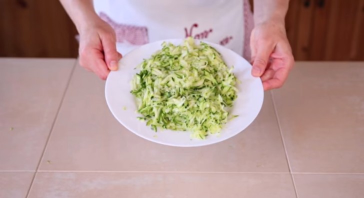 1. Râpez les courgettes de cette façon.