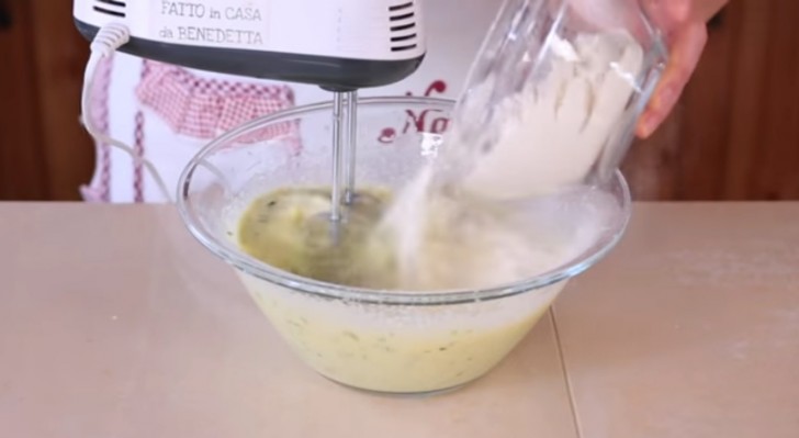3. Ajouter le lait, l'huile de tournesol, l'amidon de pomme de terre, les courgettes et mélangez la farine progressivement.