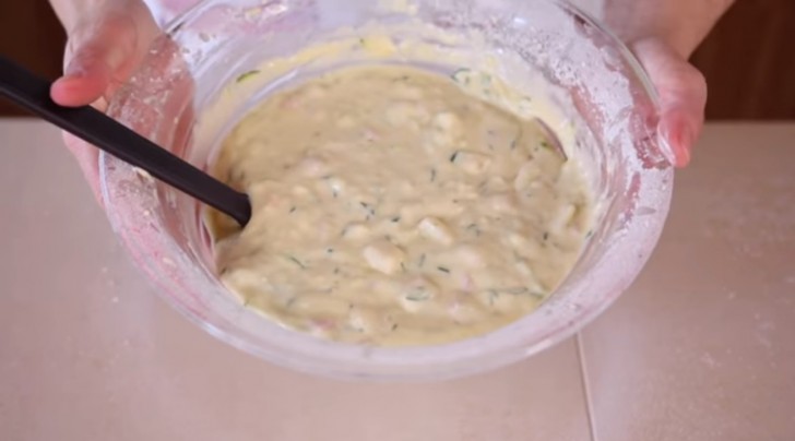 4. Agregar la levadura y mezclar aun un poco mas, luego poner los cubitos del jamon y el queso y mezclar otra vez con una paleta a mano.