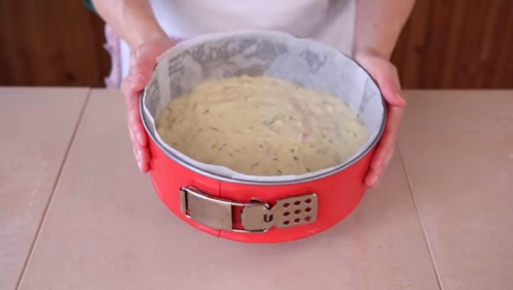 5. Doe ovenpapier in een vorm en giet het mengsel erin. Bak de taart op 180°C in 40 minuten.