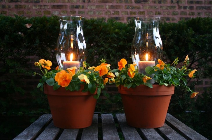 1. Leave the central space of a flowerpot free and position there a candle inside of a glass candle holder. What a romantic atmosphere!