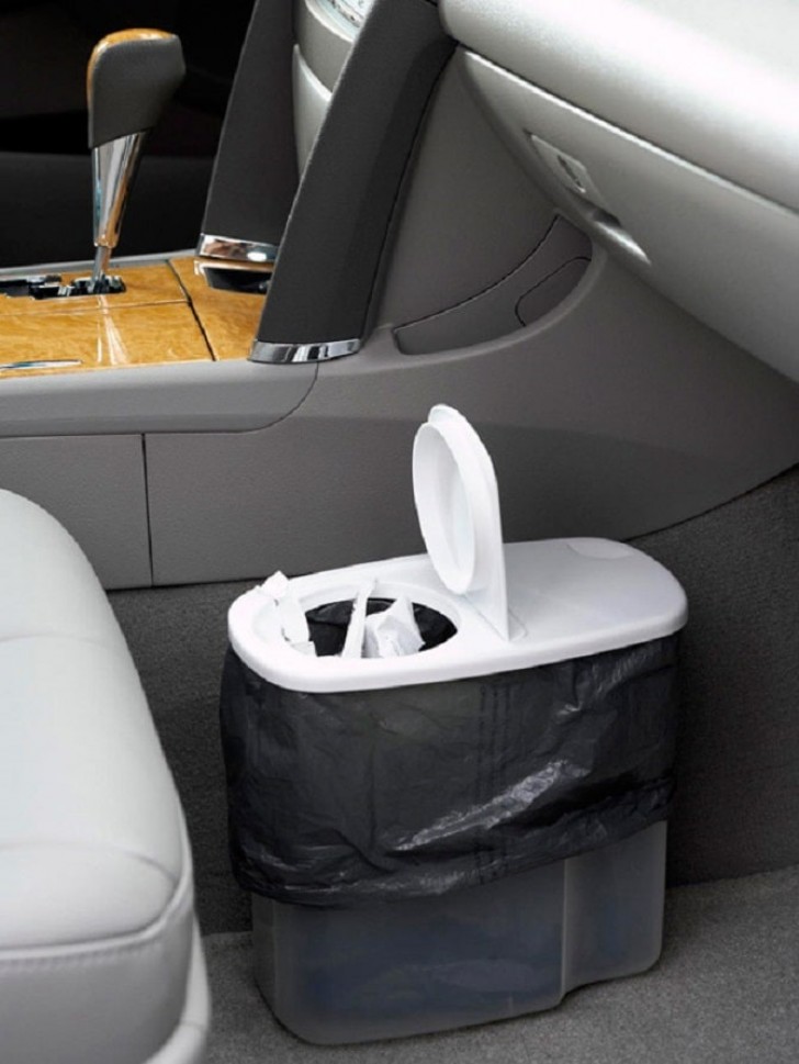 1. Stellt einen kleinen Mülleimer vor dem Beifahrersitz auf: So verteilt ihr euren Müll nicht im ganzen Auto