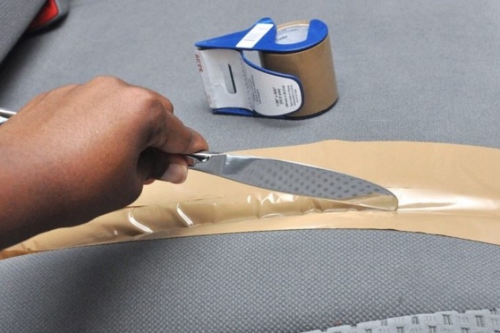 10. Plak wat plakband op de naden, maak het goed vast met een mes en verwijder het, stof en kruimels blijven vastplakken en de bekleding is weer schoon.