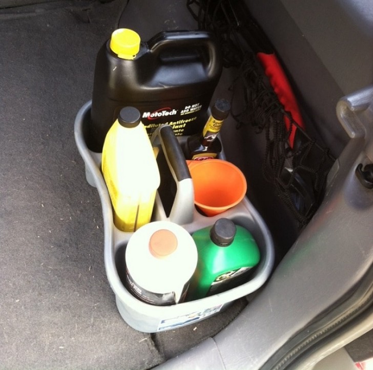 2. Deixe um cestinho com produtos de limpeza no porta-malas do carro.