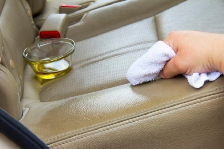 5. Pour donner un coup de peps au cuir des sièges, il est recommandé de passer de l'huile d'olive avec un chiffon propre.