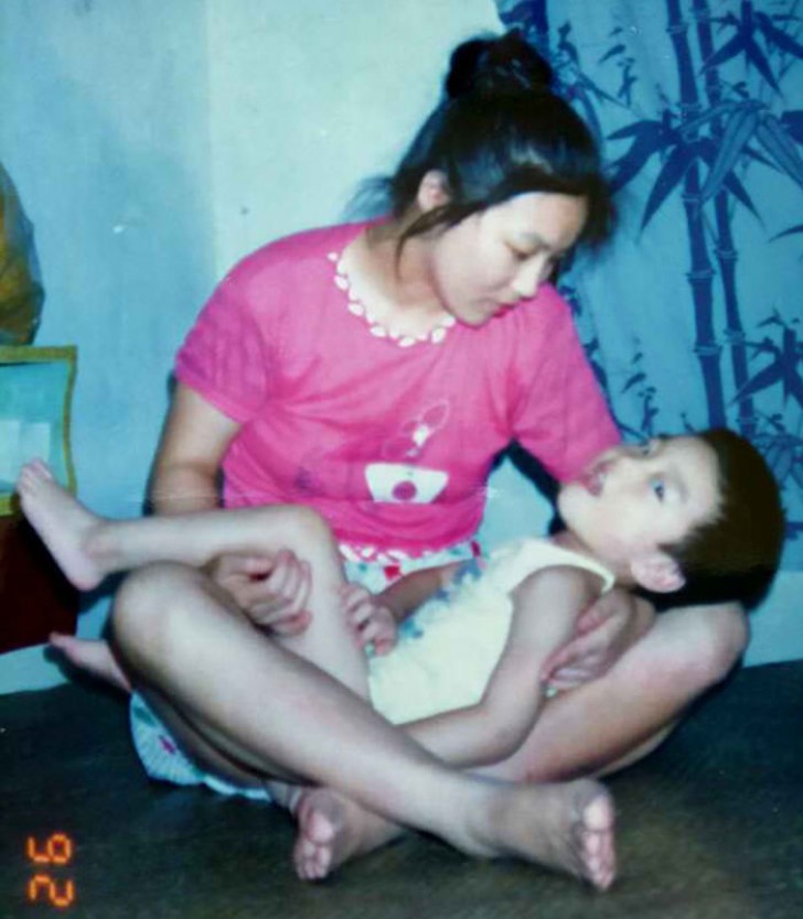 Hongyan wilde er niks van weten en hield haar kind bij zich, ook al leidde dit snel tot echtscheiding.
