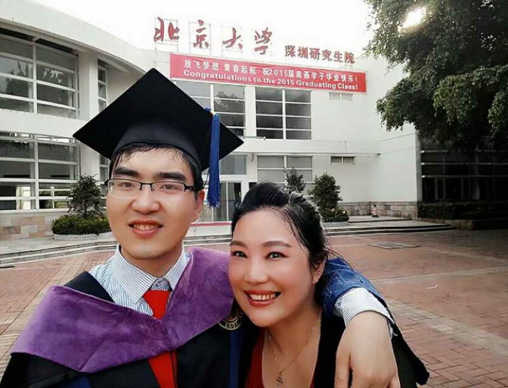 Grazie al sostegno instancabile della mamma, Ding Ding ha raggiunto livelli d'istruzione superiore.