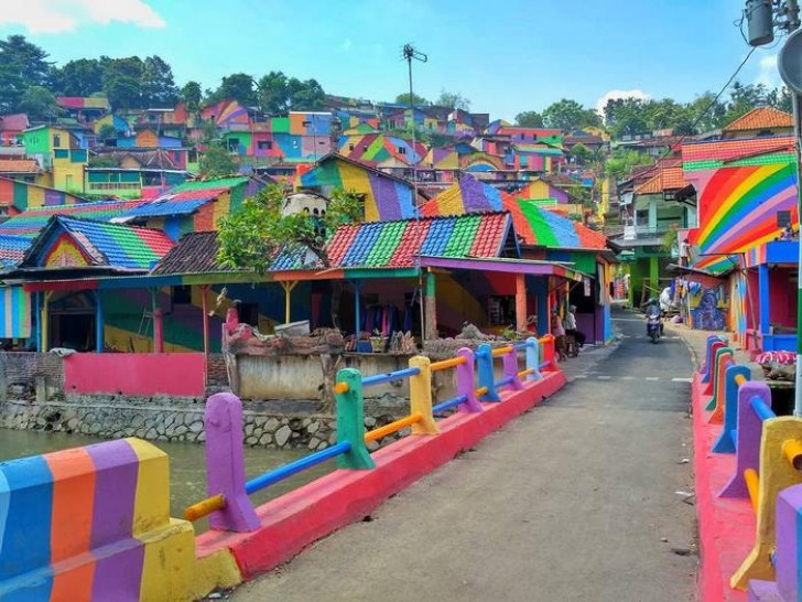 De lokale overheid van Kampong Pelangi heeft ongeveer 20,000 euro geïnvesteerd om een totaal van 232 woningen te kunnen schilderen.