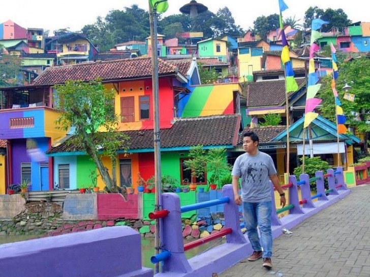 Maintenant, le village est un ensemble de peintures murales colorées et créatives qui donnent une nouvelle vie au cadre général.