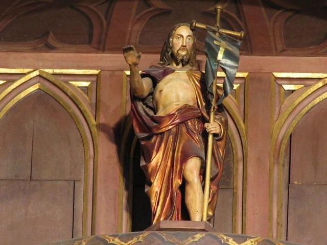 Le statue rappresentanti gli apostoli sfilano davanti al Cristo raffigurato sulla balconata più alta.