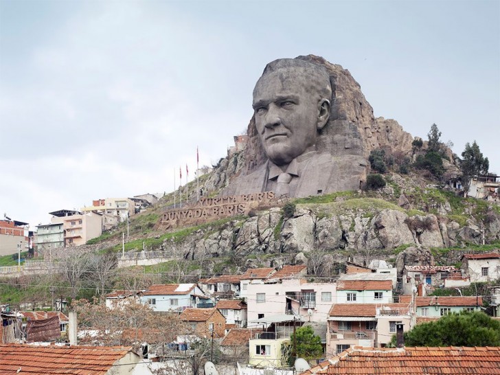Ataturk Mask. Buca, İzmir , Turkije, 40 m. Gemaakt in 2009.