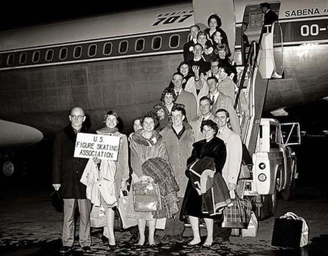 6. l'équipe nationale des États-Unis de patinage artistique au départ pour les Championnats du monde en Belgique: leur avion n'arrivera jamais arrivé à destination (1961).