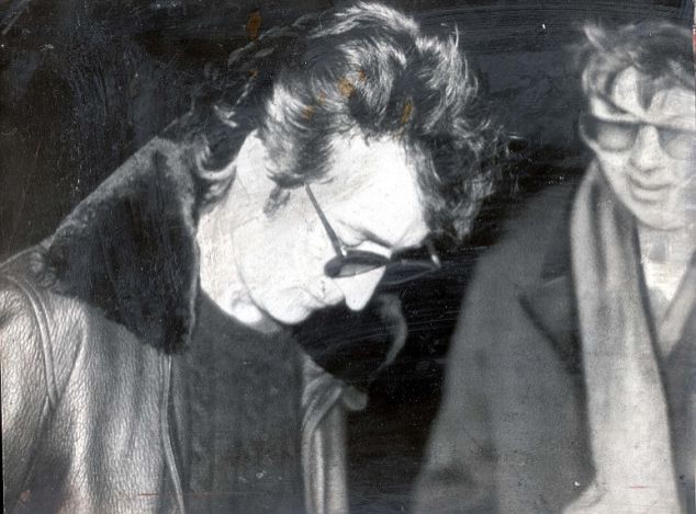 11. John Lennon zet een handtekening voor de man die hem zes uur later zou vermoorden.