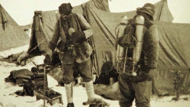 13. Bergbeklimmers George Mallory en Andrew Irvine bij het basiskamp van de Everest. Zij verdwenen in 1924 toen zij de top probeerden te bereiken.