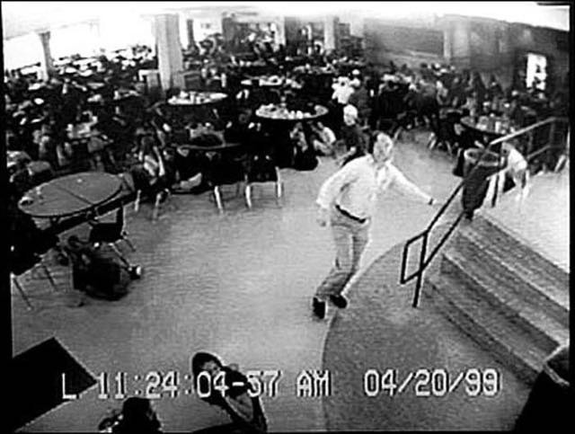 2. la dernière image du professeur qui a sauvé des dizaines d'étudiants lors de l'attaque armée du lycée Columbine (15 victimes - 20 avril 1999).
