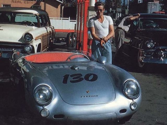 8. James Dean gooit de tank van dezelfde auto vol waarmee hij kort daarna een dodelijk ongeluk zal hebben (30 september 1955).