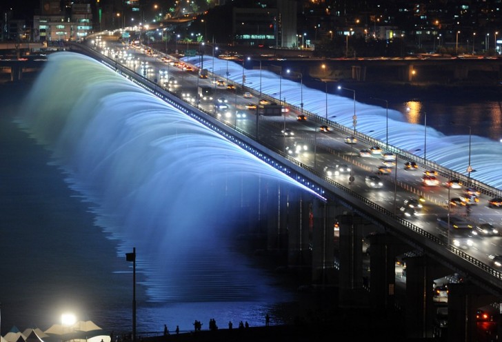 11. La fontana Arcobaleno sul ponte Banpo, Sud Korea