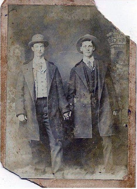 Deux jeunes gens à la fin du 19e siècle se tiennent par la main.