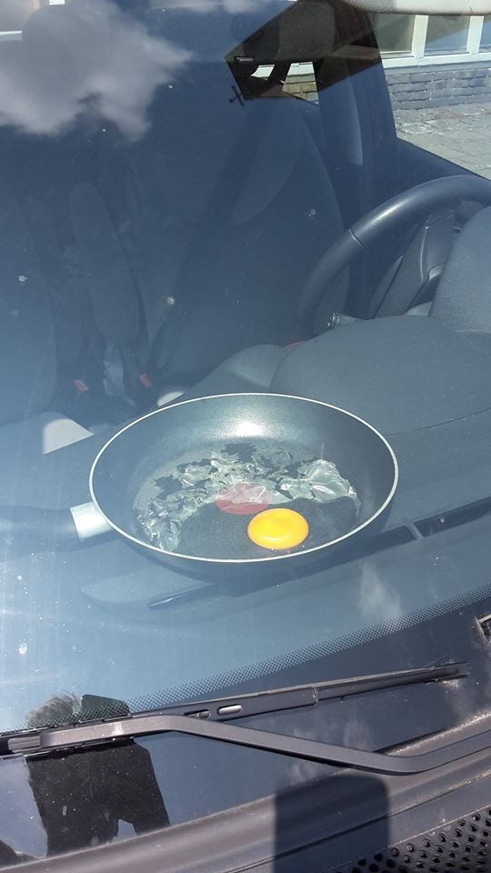 Vous laissez un œuf au plat dans une poêle sur le siège d'une voiture au soleil. Un thermomètre facilite la lecture de la température de l'habitacle.