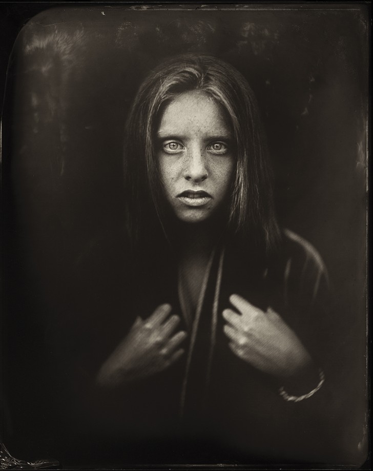 The peculiarity of this technique, namely, the wet plate collodion process, is that the exposed photographic plate must be developed immediately after exposure, even using an improvised dark room, if necessary.