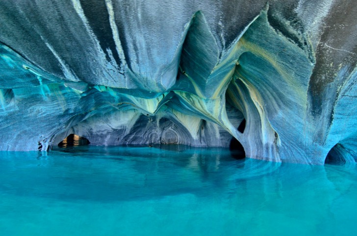 De grotten zijn gevormd door de eroderende werking van de natuur op het marmer.