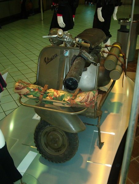 Die Vespa TAP 150 ist der gefährlichste Roller der Geschichte. Er hatte trug eine M20 Kanone, die in der Lage war ein bewaffnetes Fahrzeug zu zerstören.