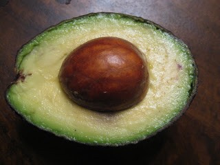 Der Kern der Avocado ist groß und lässt sich leicht aus dem Fruchtfleisch lösen.